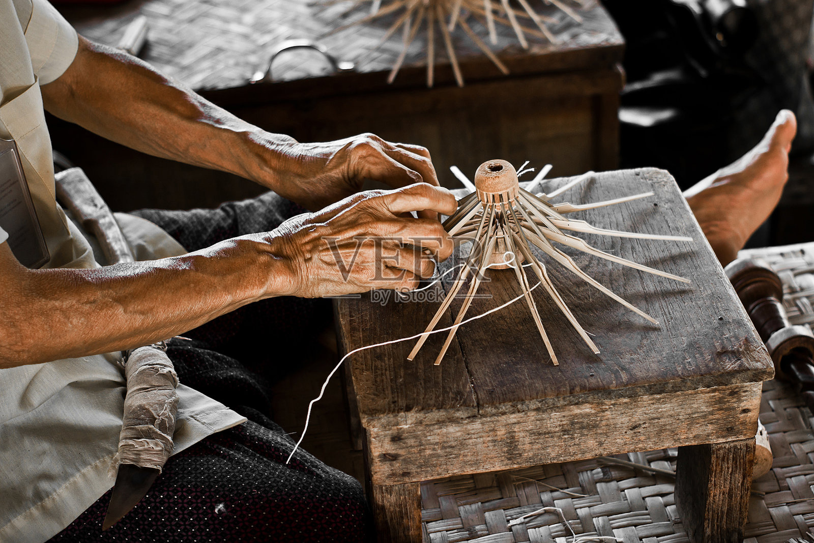 老手正在做手工艺品照片摄影图片