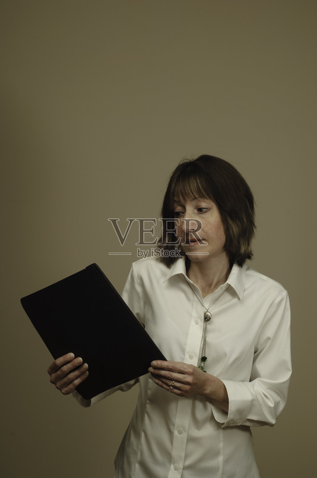 女人拿着Duotang照片摄影图片