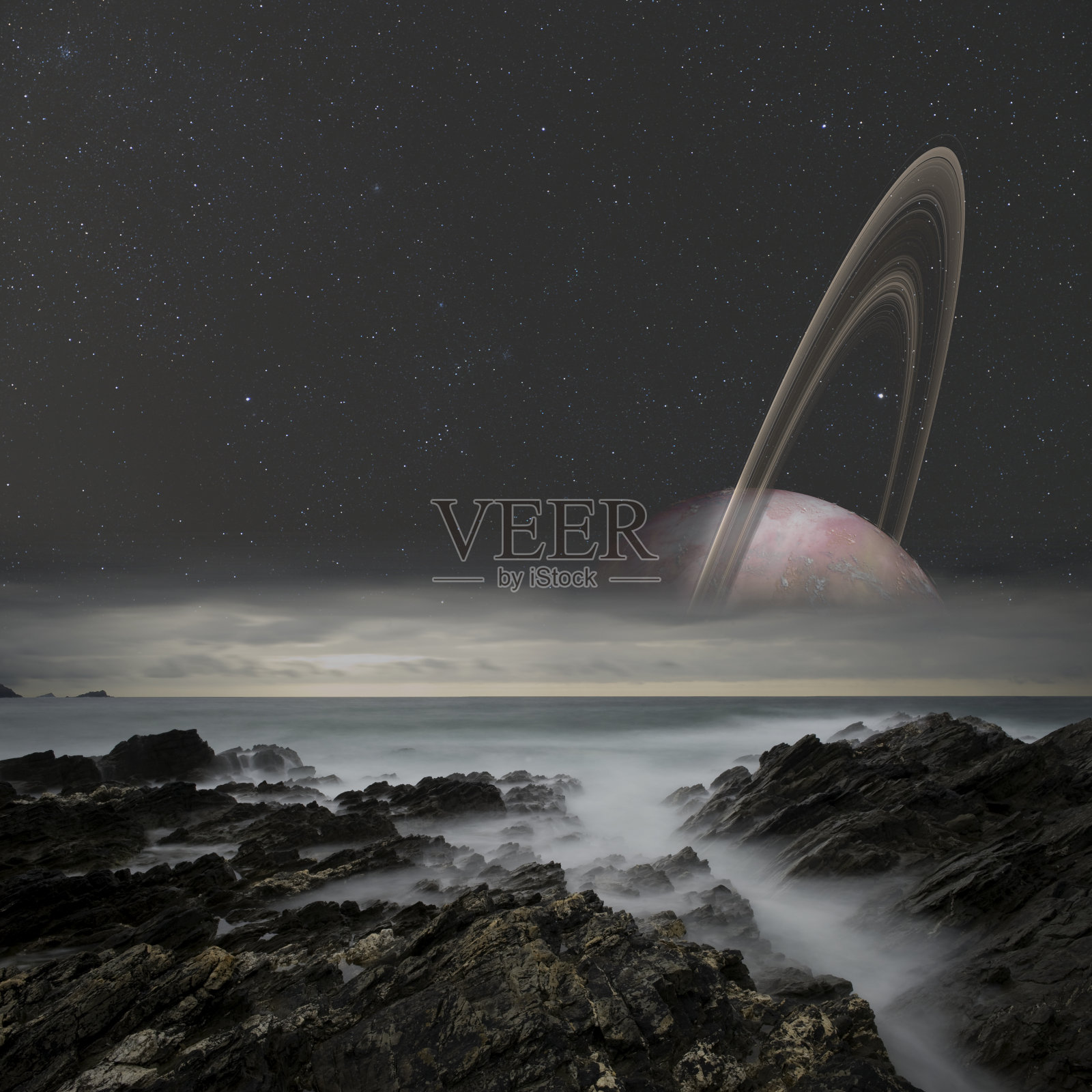 从环绕环形行星轨道的卫星上观看。照片摄影图片