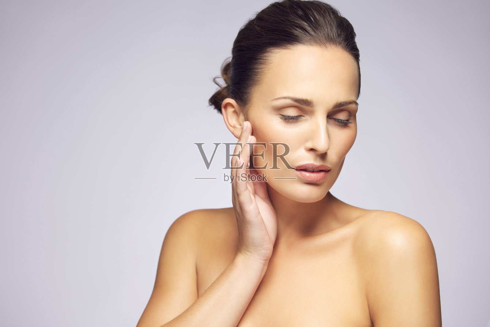 美丽女人的脸与干净健康的皮肤照片摄影图片