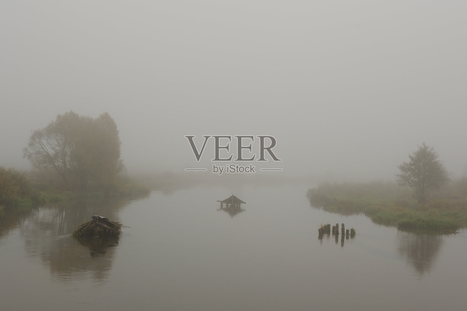 雾在河照片摄影图片