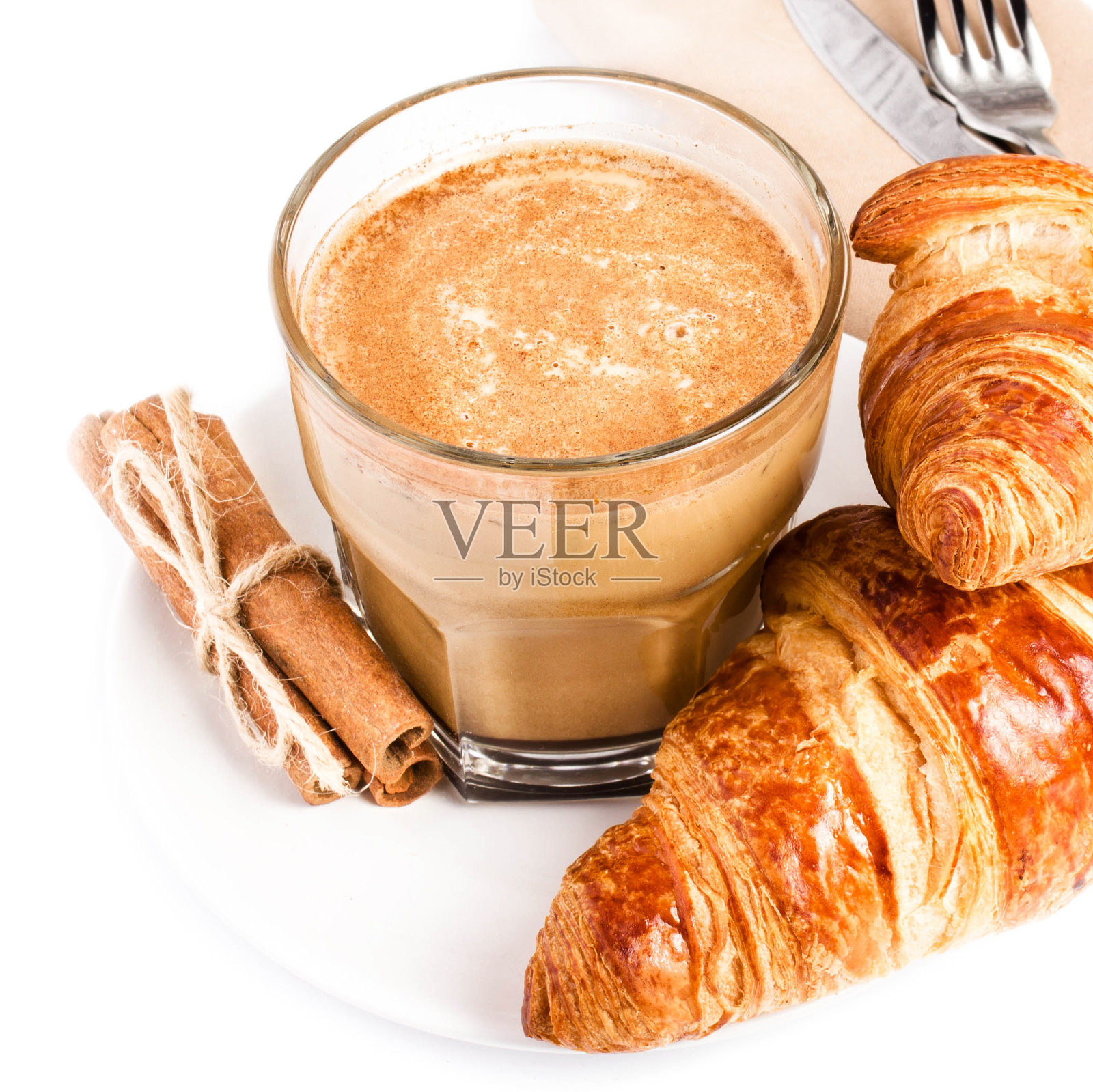 白盘子里的牛奶咖啡和牛角面包照片摄影图片
