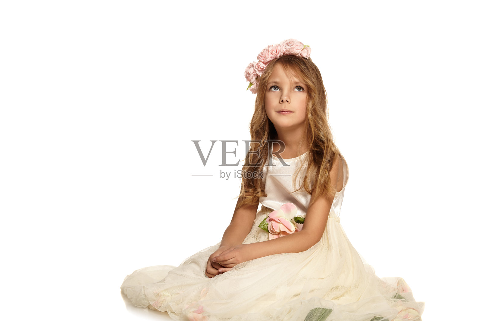 穿着衣服的孩子坐在地板上照片摄影图片