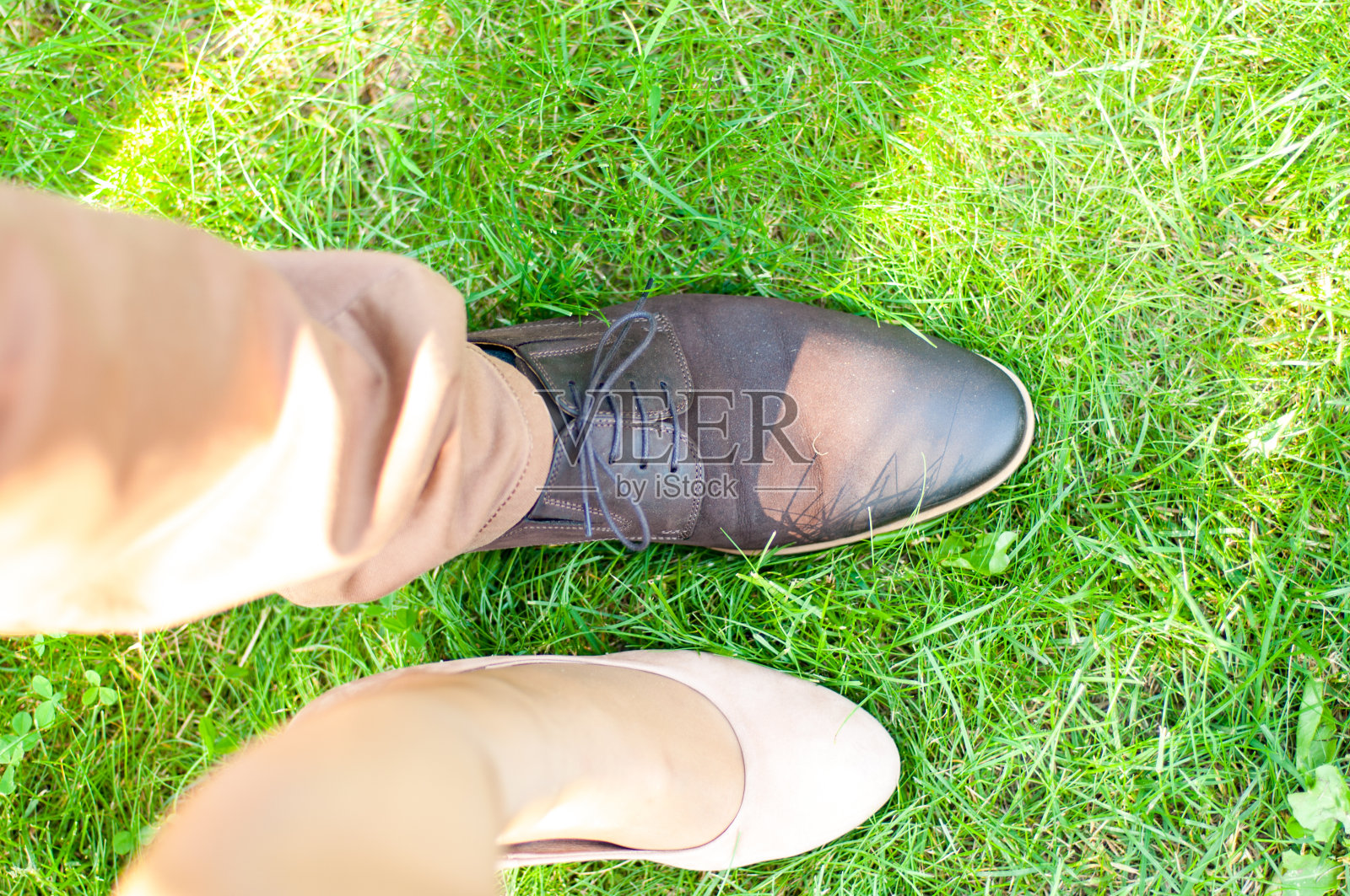 俯视图的一个女人和女人的礼服鞋照片摄影图片