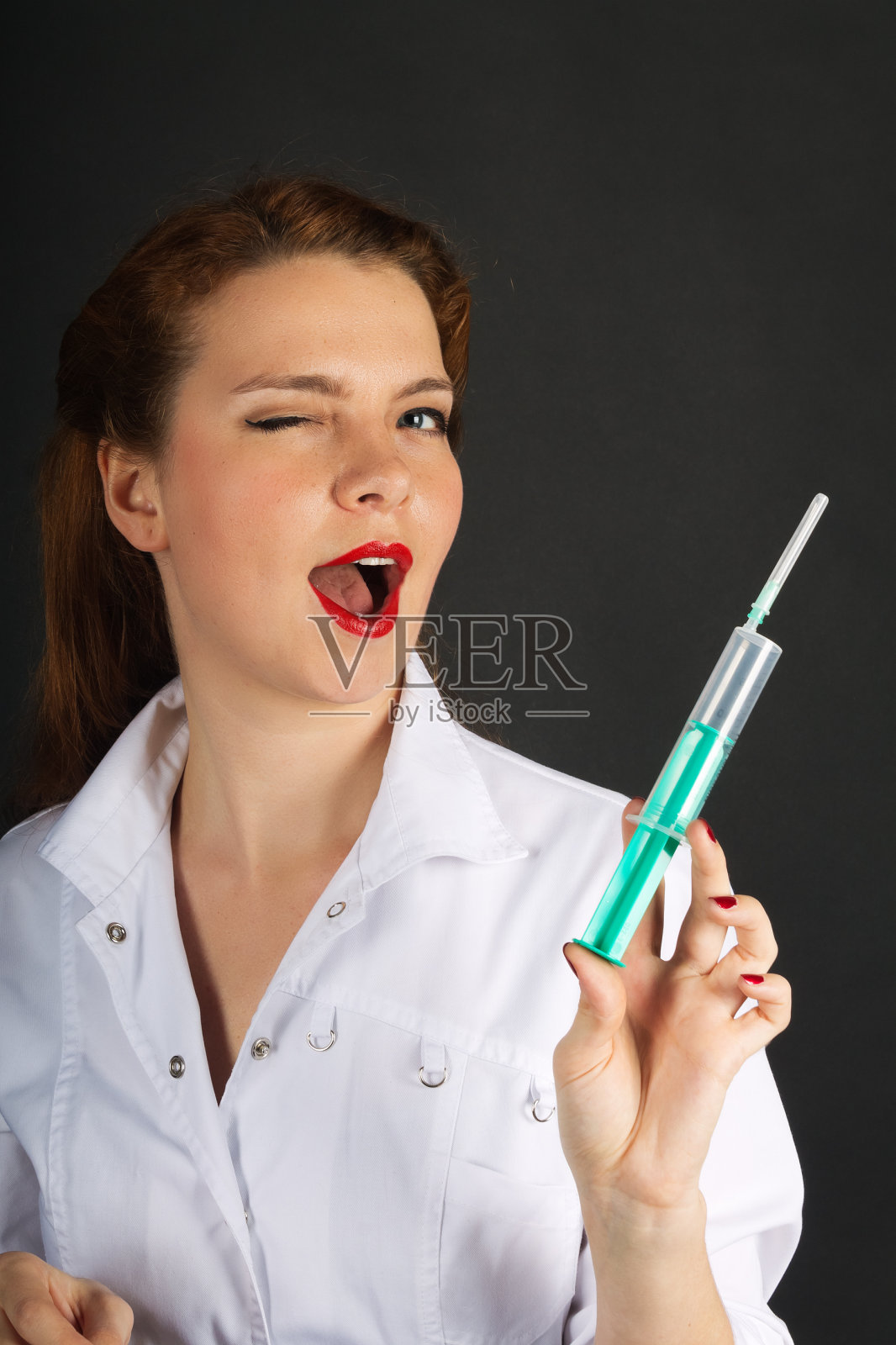 带着注射器的护士照片摄影图片