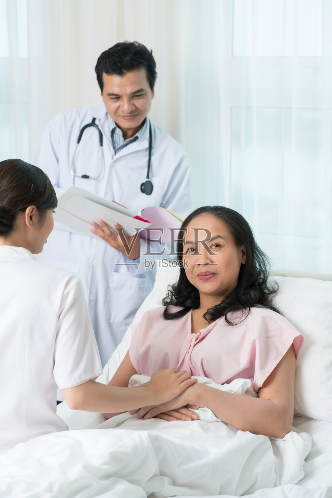 女人在医院照片摄影图片