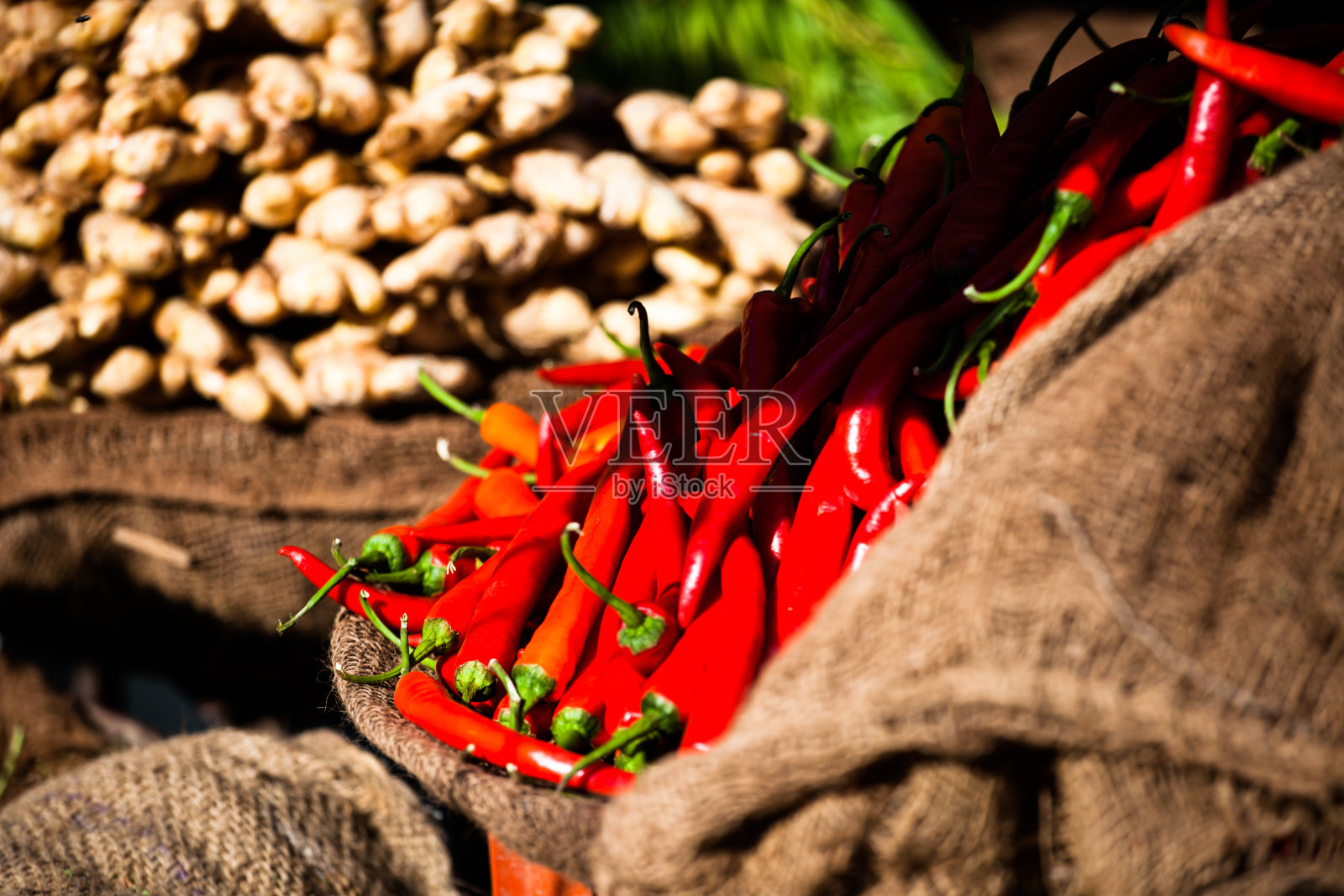 印度的红papica传统蔬菜市场。照片摄影图片