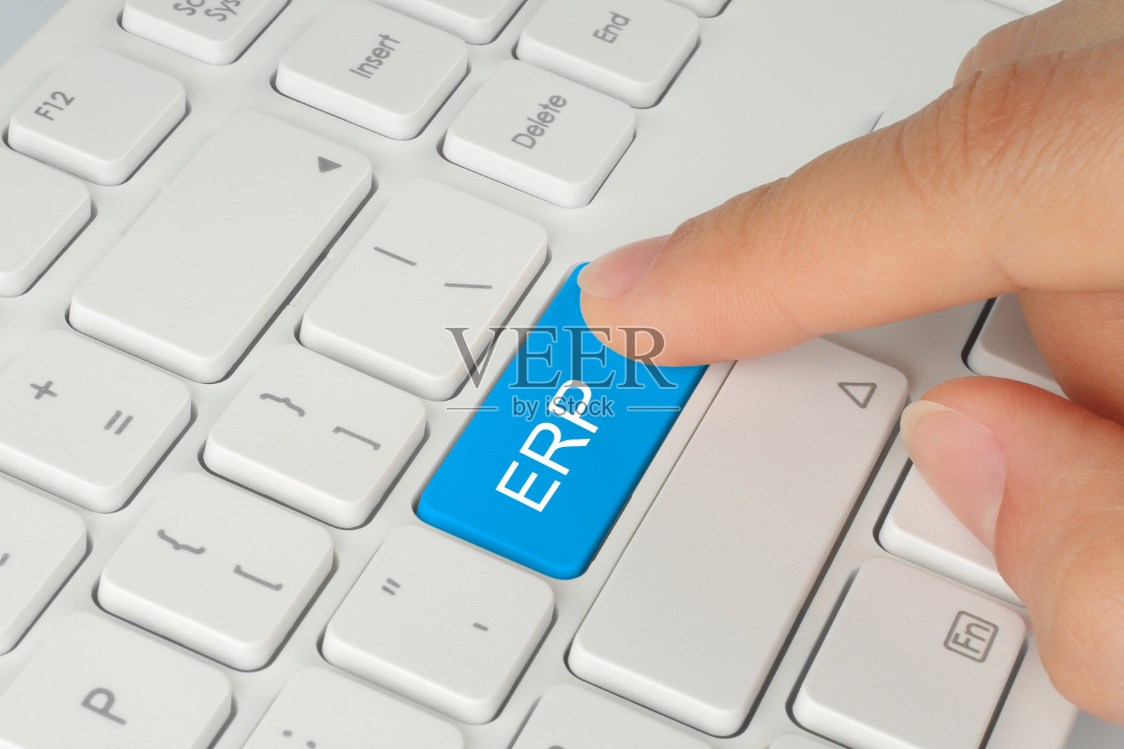 手按蓝色ERP按钮照片摄影图片