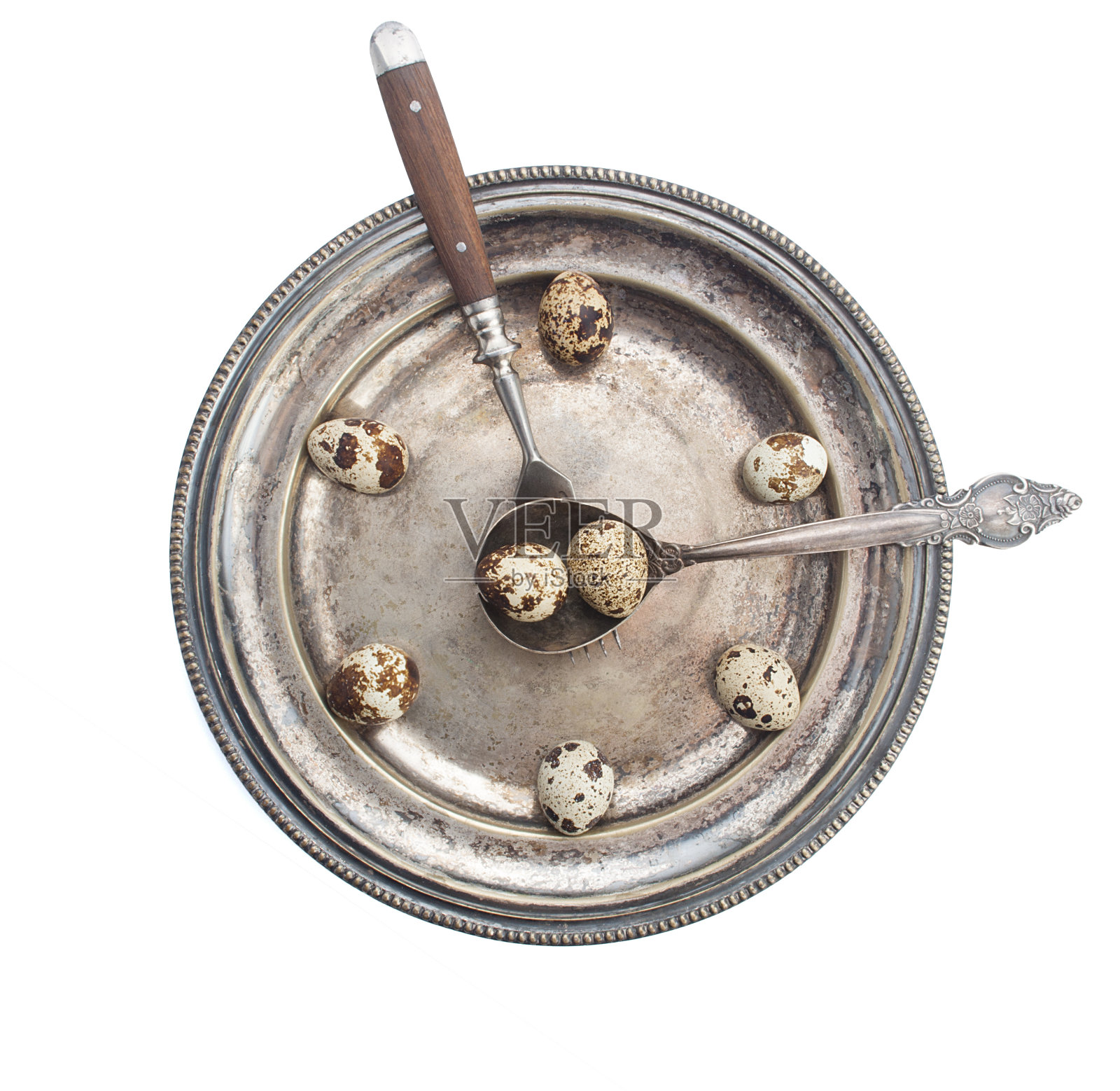 盘上鹌鹑蛋做的钟照片摄影图片