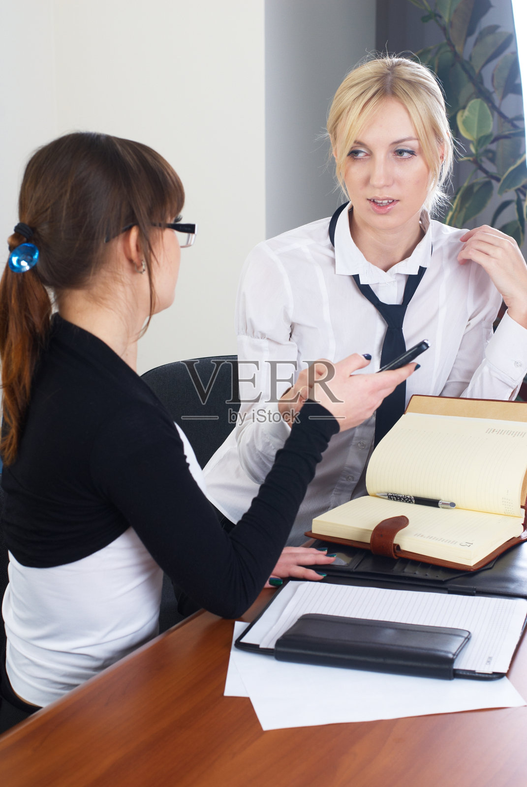 办公室商务沟通照片摄影图片