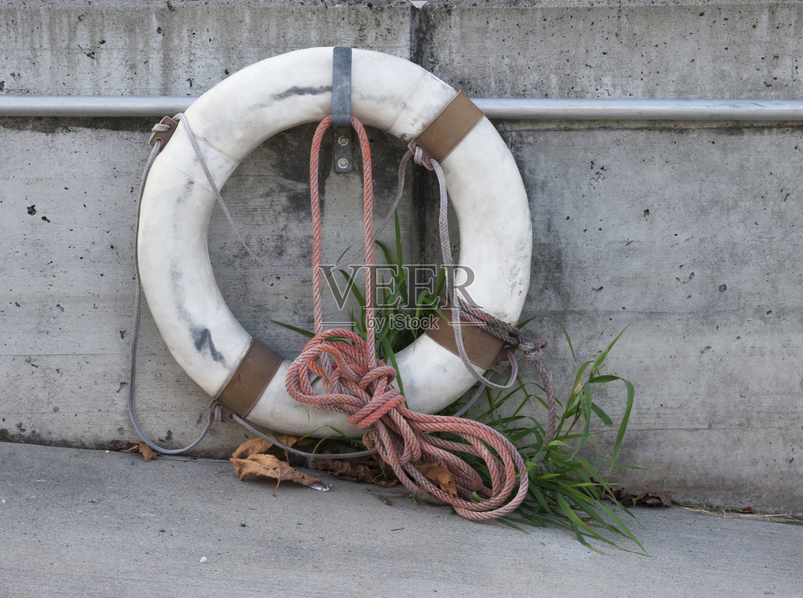 旧发泡泡沫救生圈照片摄影图片