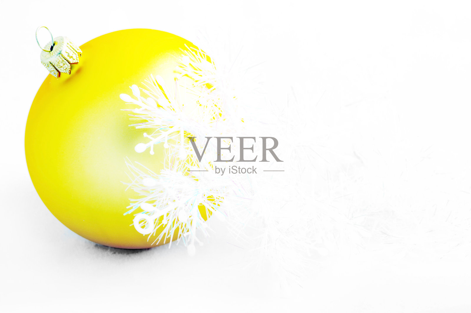 白色的雪花与圣诞黄色的球照片摄影图片
