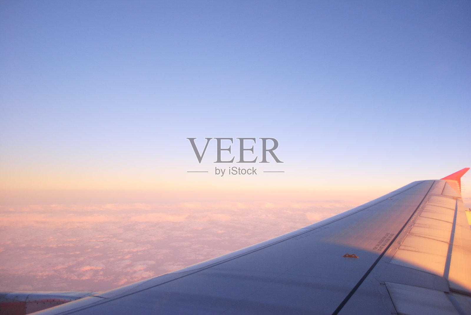 飞机在云层上飞行照片摄影图片