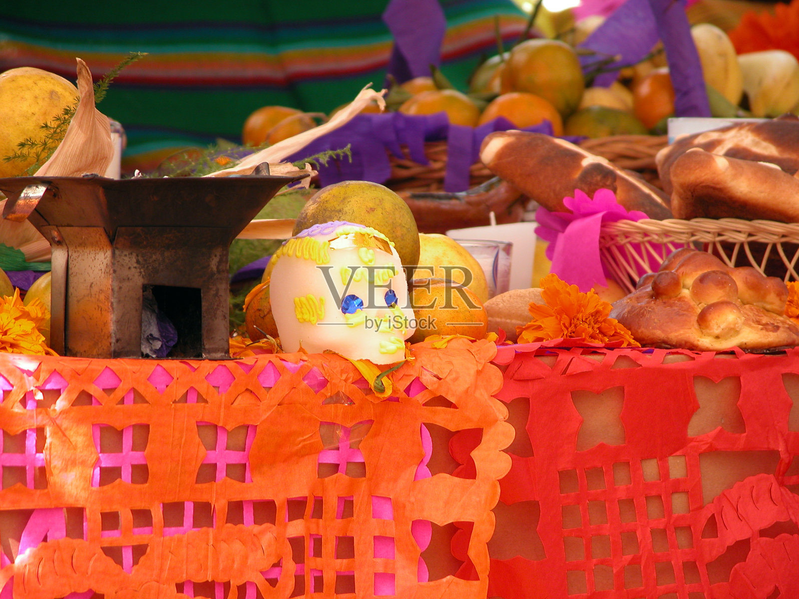 桌上的面包和其他美味佳肴照片摄影图片