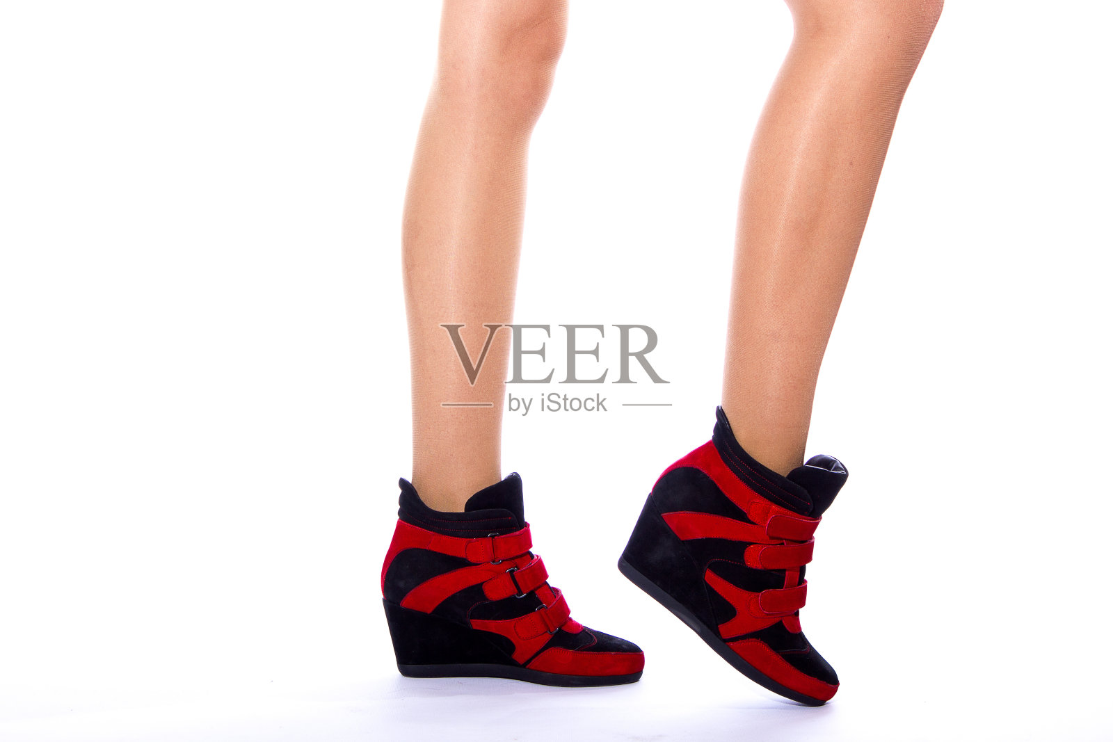 一个穿着名牌衣服的黑发女人的肖像照片摄影图片