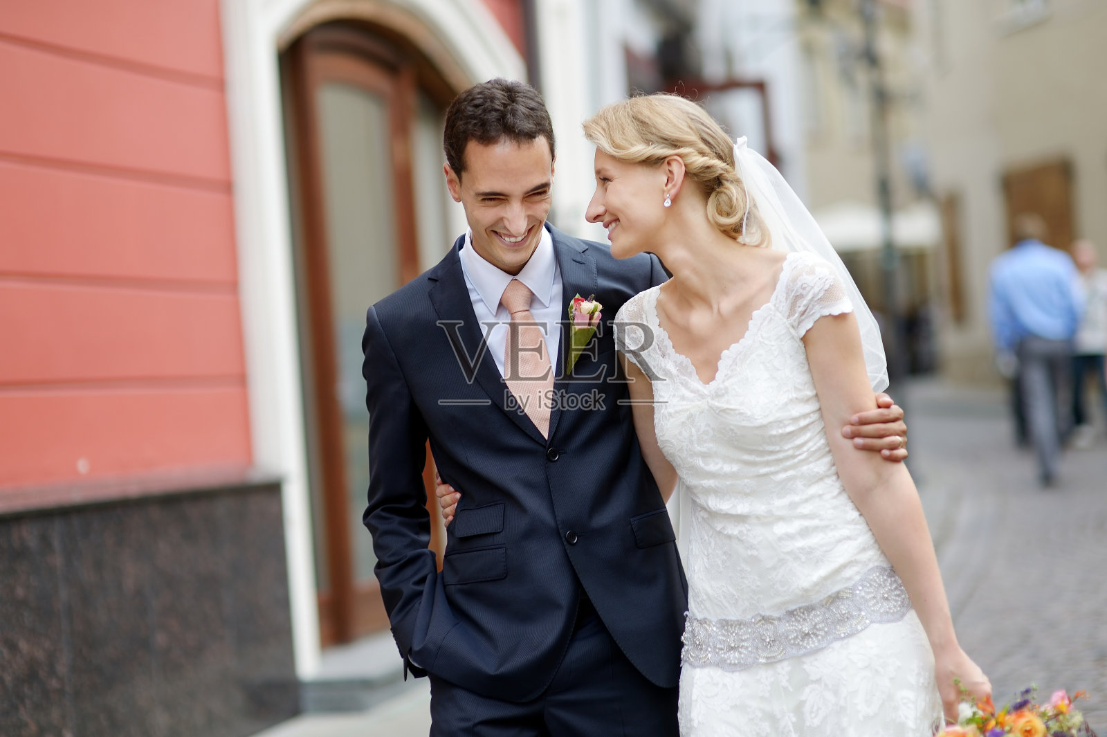 新娘和新郎一起走照片摄影图片