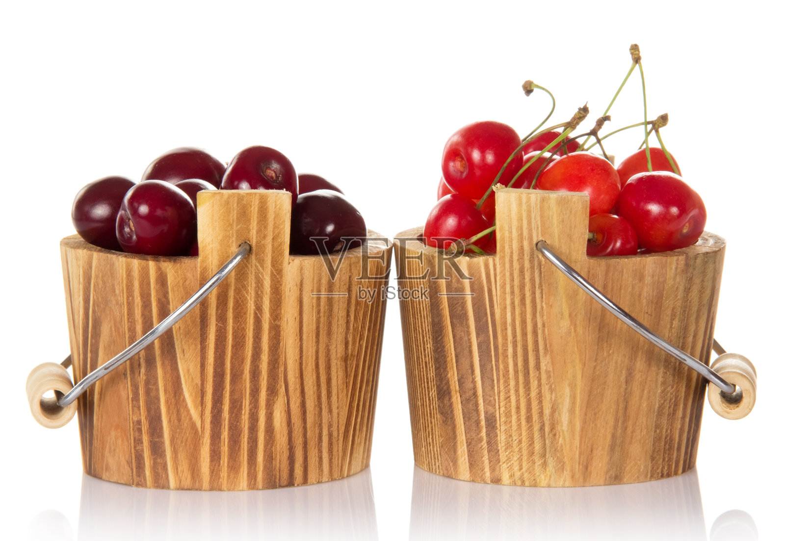 桶里装着红色和粉色的甜樱桃照片摄影图片