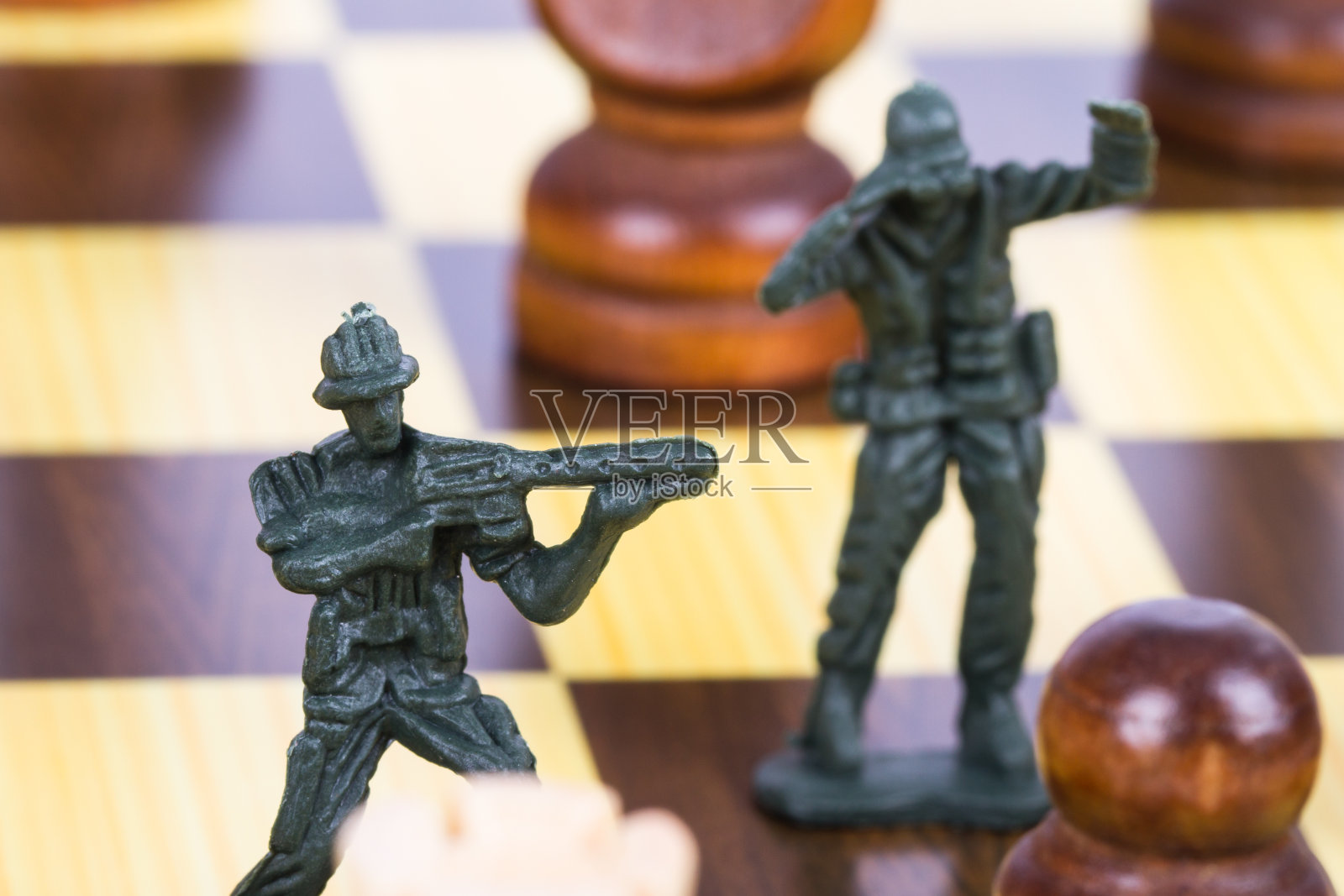 象棋棋盘上的微型玩具士兵照片摄影图片