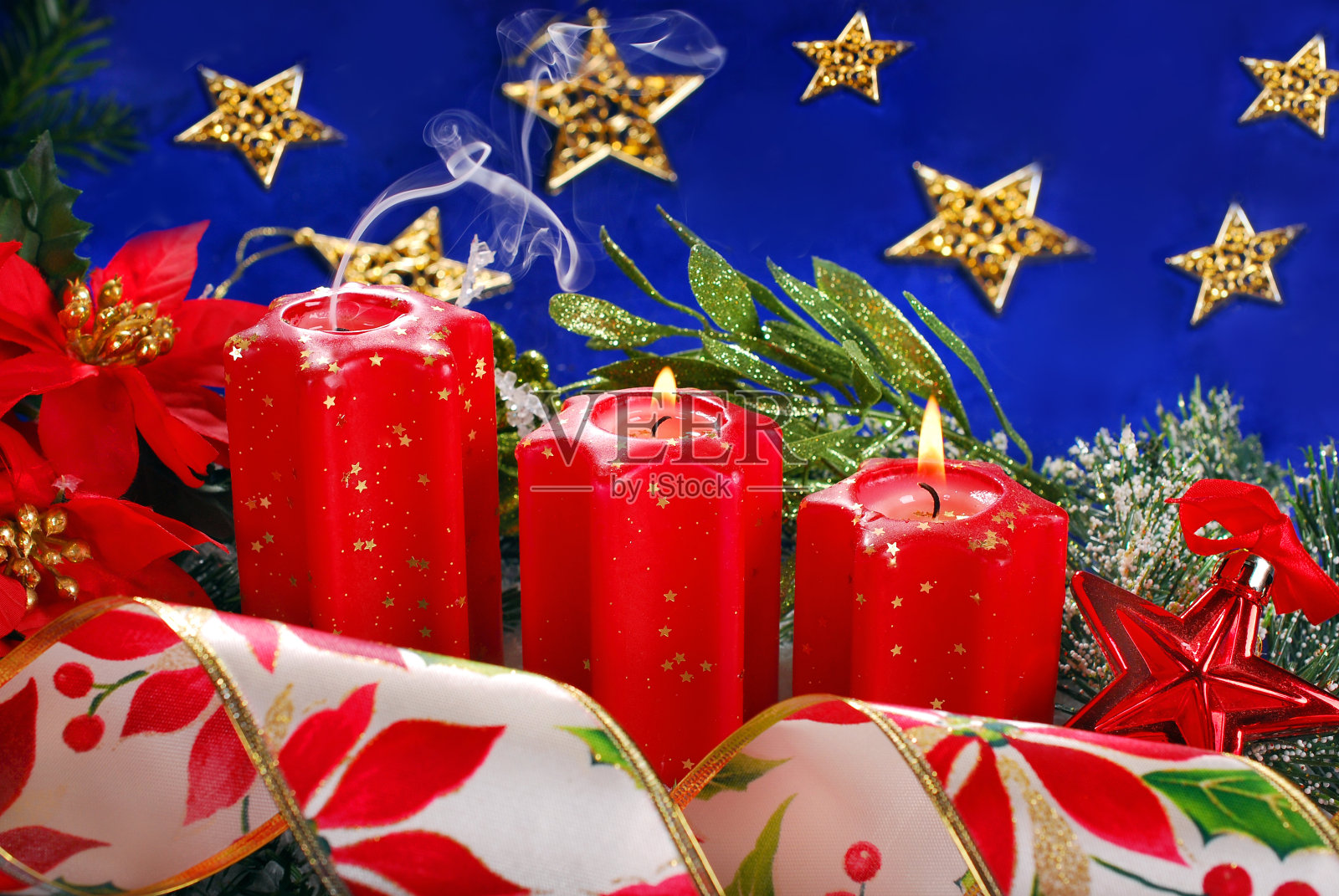 用红蜡烛装饰的圣诞节装饰品照片摄影图片