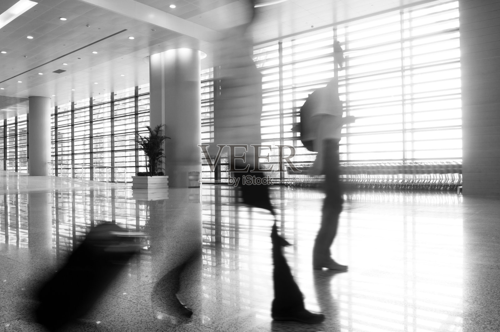 人们在办公楼的大厅里剪影照片摄影图片