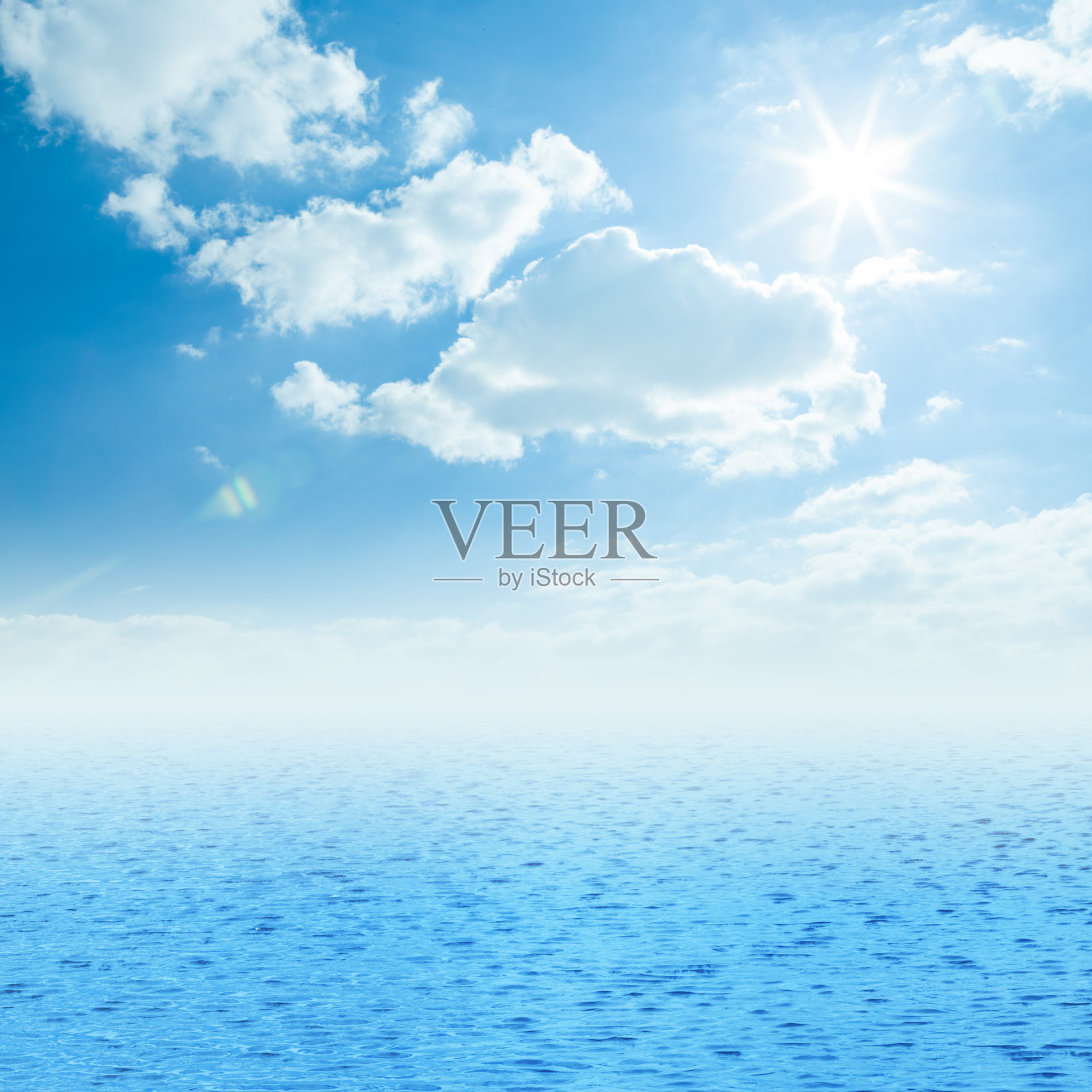 美丽的海平线，上面有云照片摄影图片