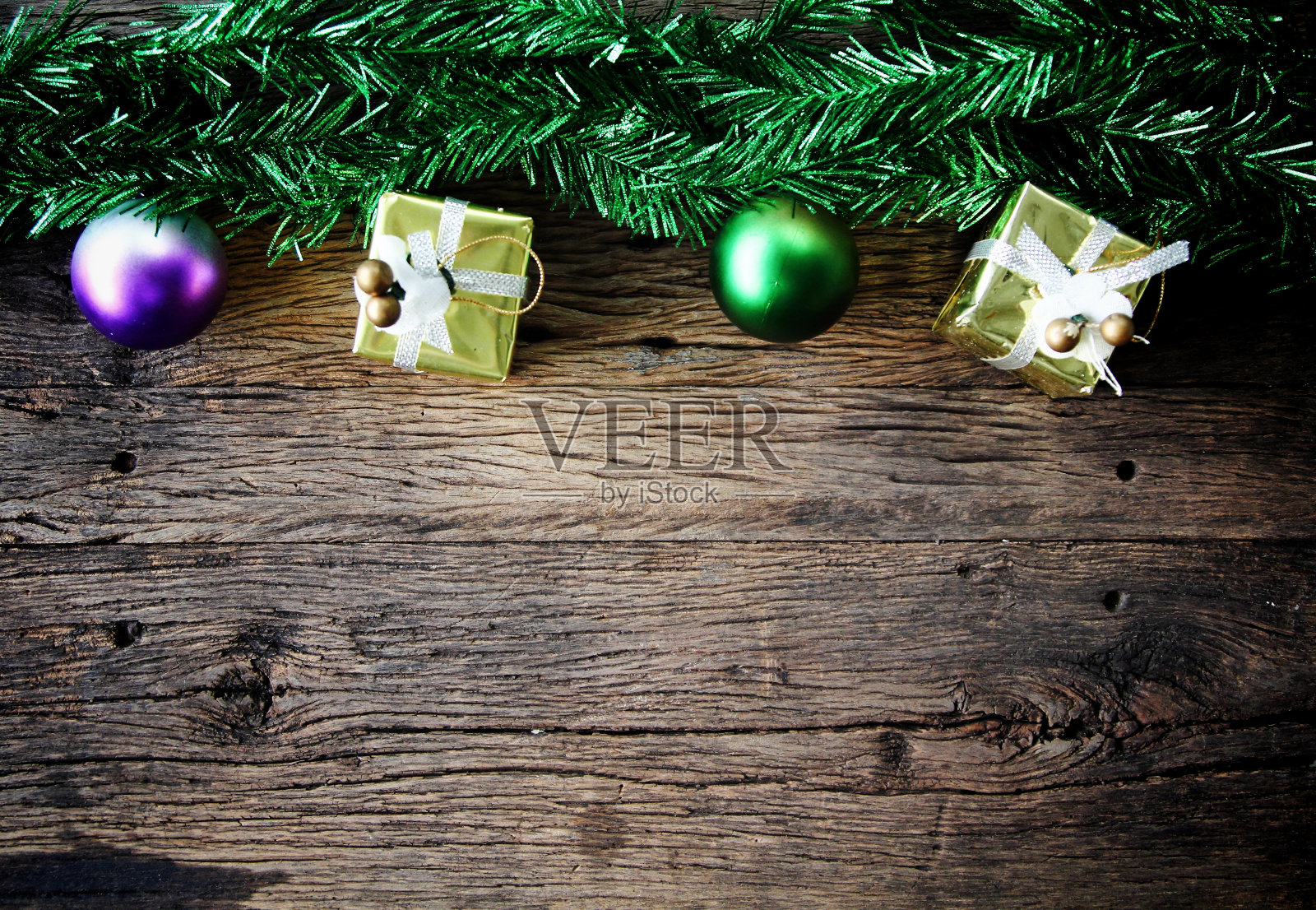 圣诞装饰用木板上的礼物照片摄影图片