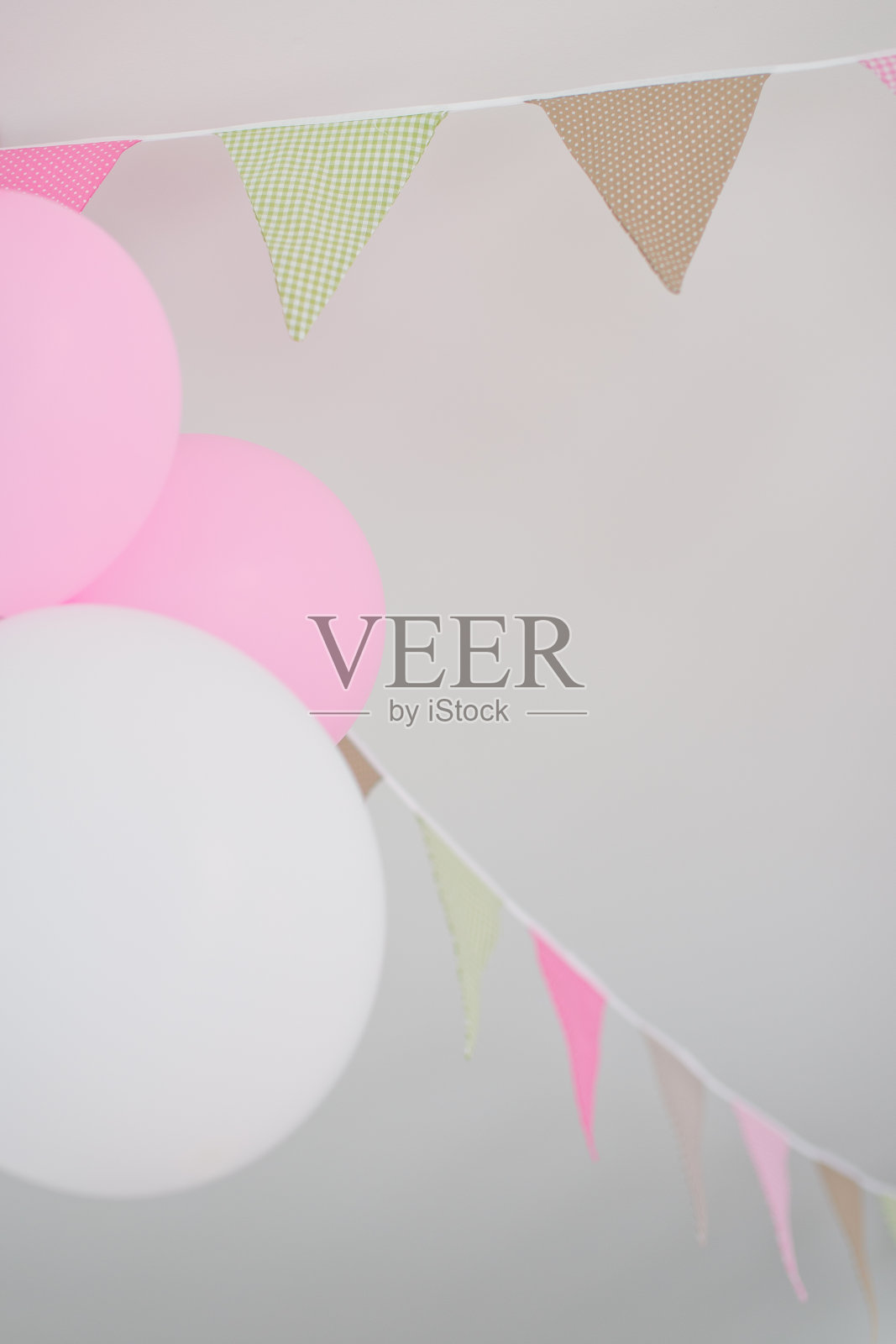 气球和三角旗挂在封口处照片摄影图片