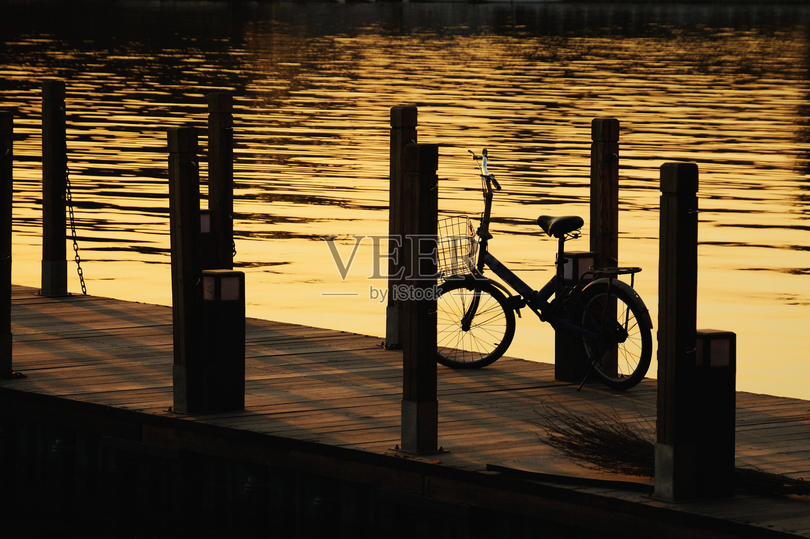 湛桥上的自行车照片摄影图片