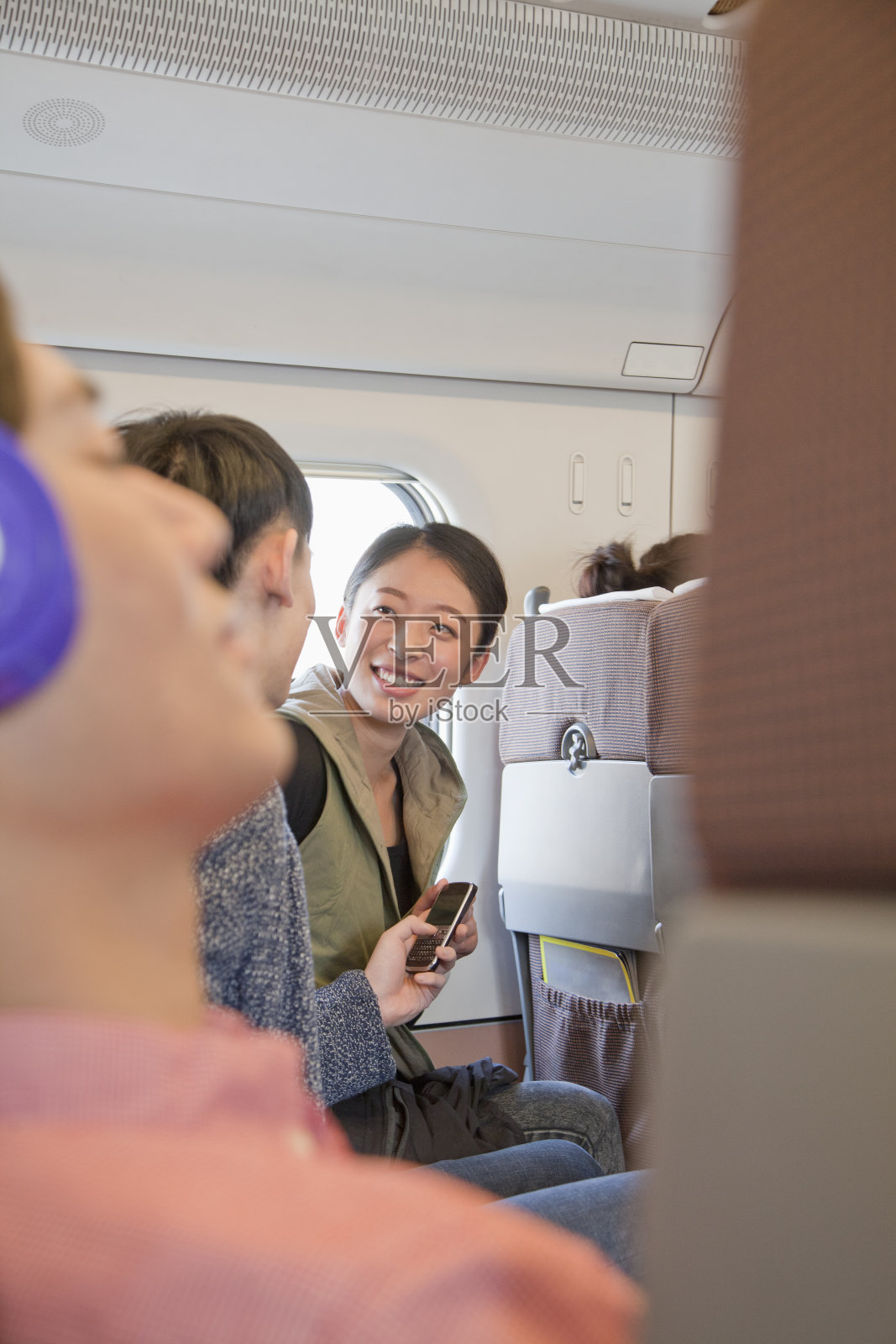 年轻夫妇在车里聊天照片摄影图片