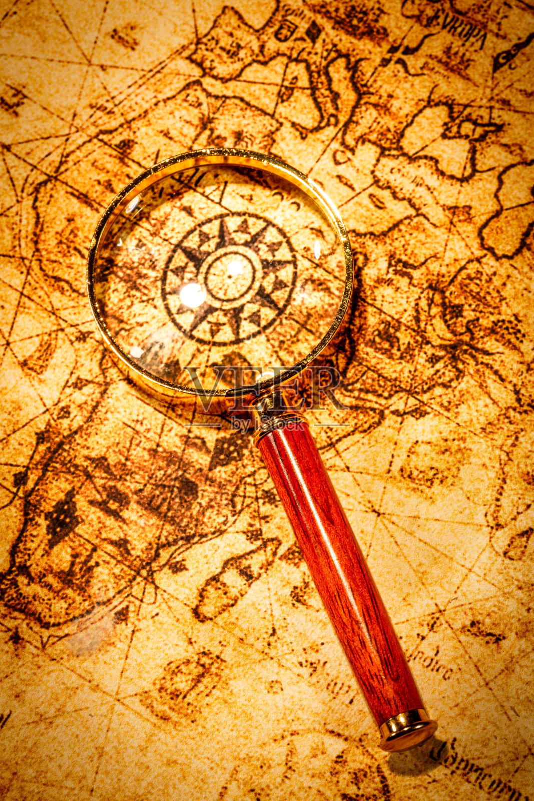 古老的放大镜放在一张古老的世界地图上照片摄影图片