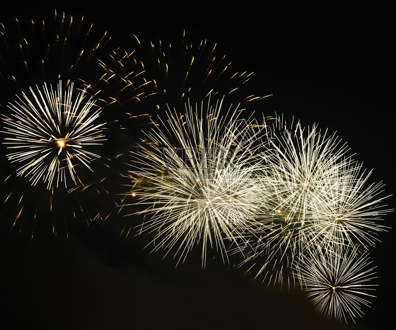 五彩缤纷的烟花在夜空中绽放照片摄影图片