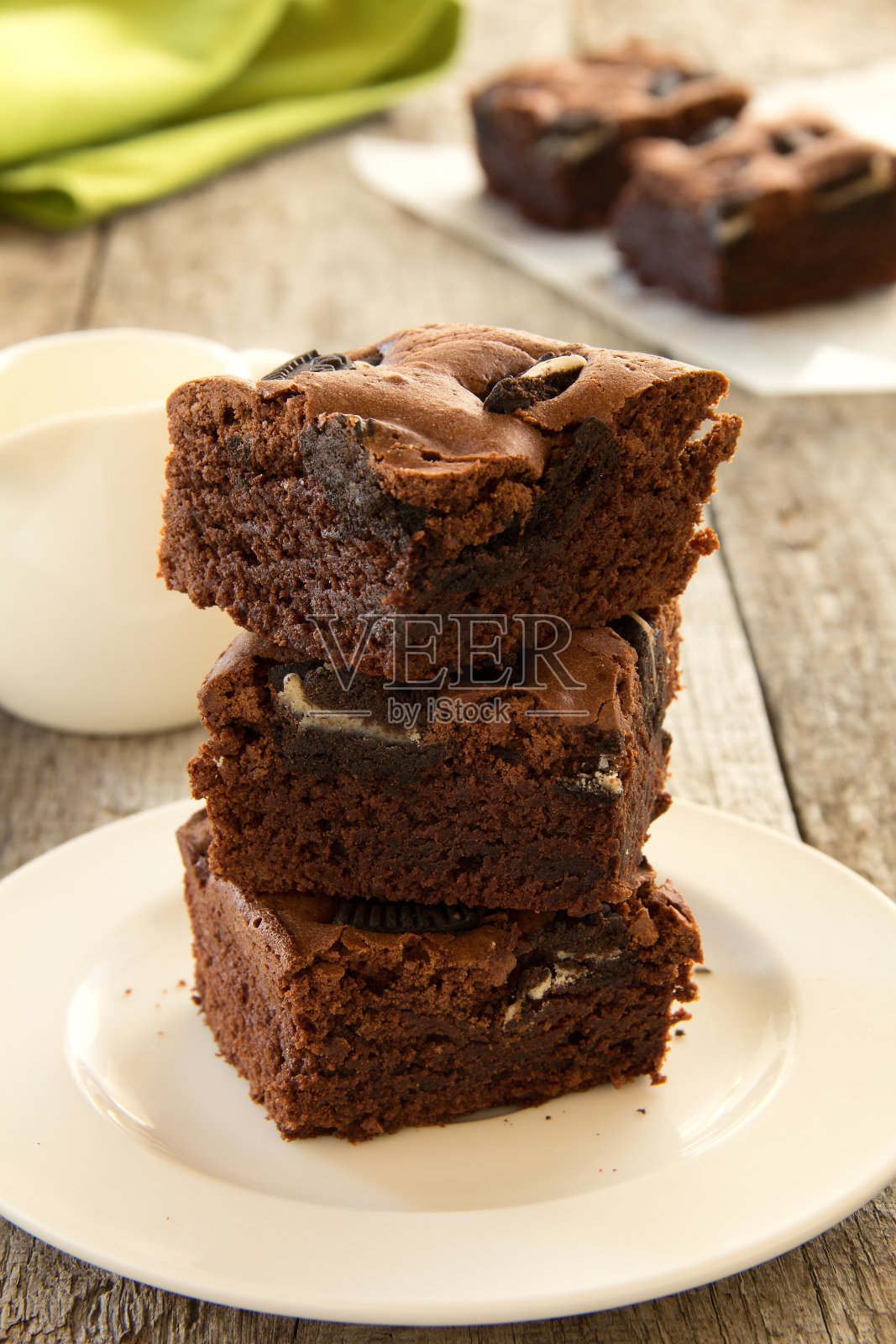 白色盘子上堆放着巧克力布朗尼照片摄影图片
