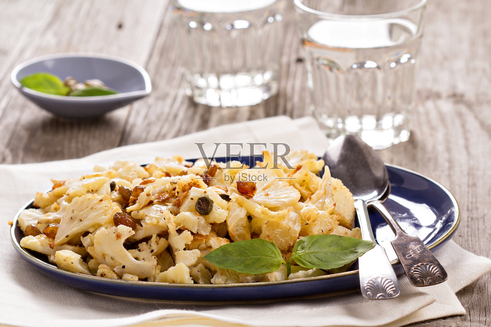 烤花椰菜配酸豆和葡萄干照片摄影图片