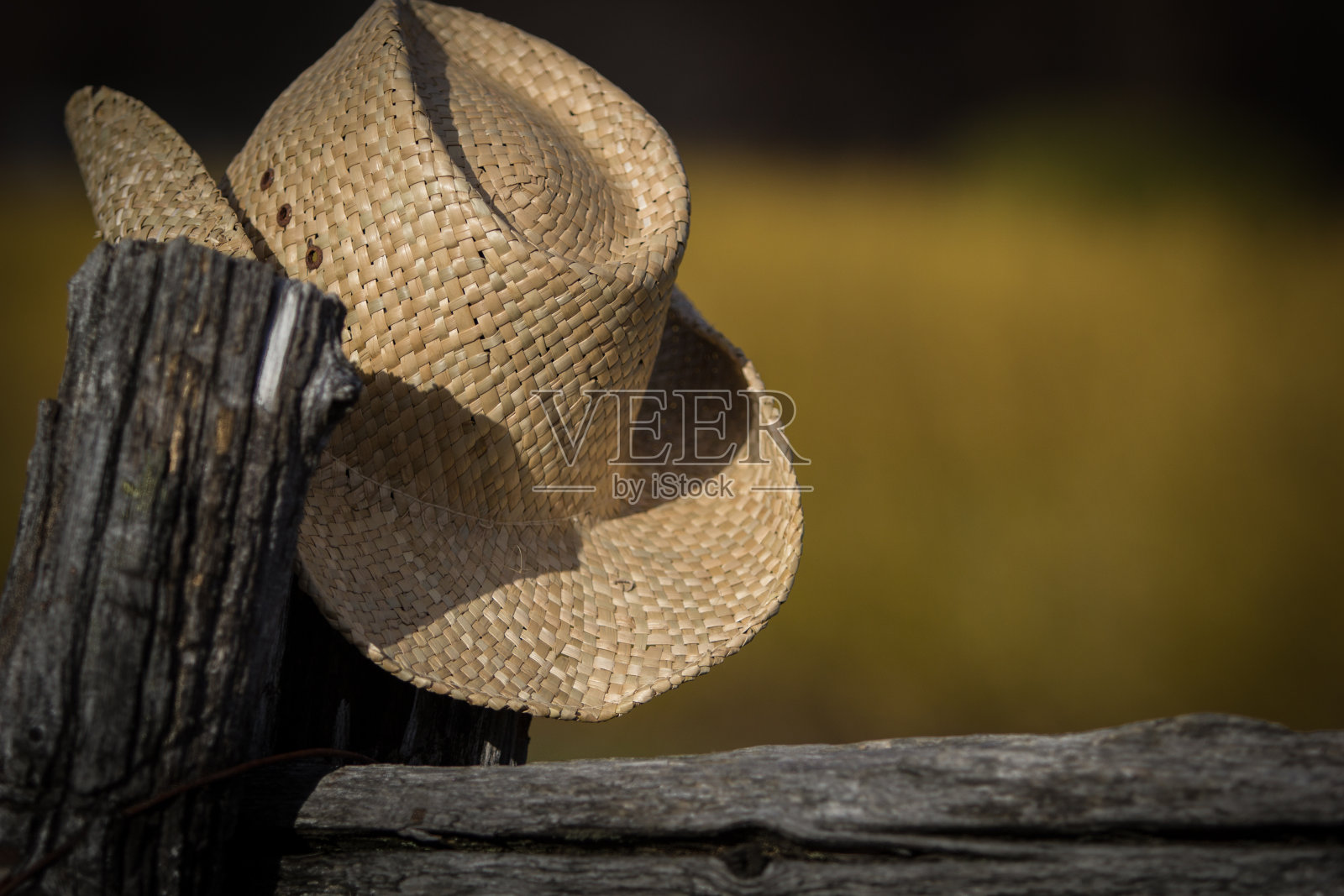 牛仔帽放在栅栏上照片摄影图片