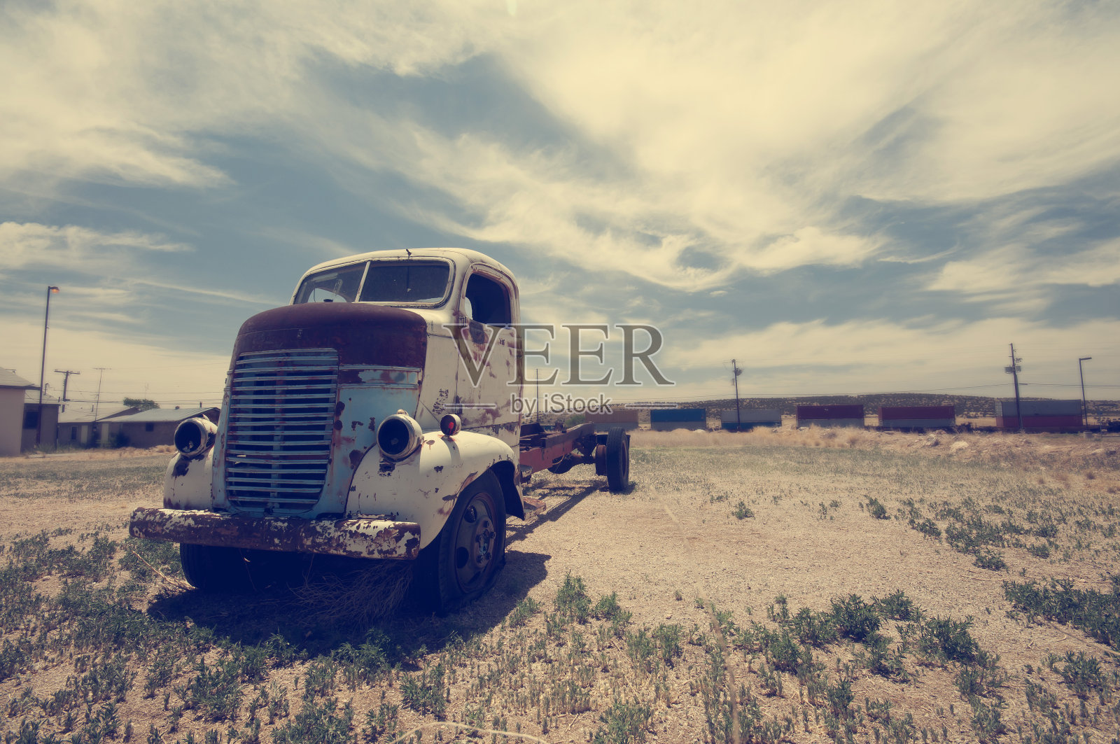 废弃在沙漠中的古董卡车照片摄影图片