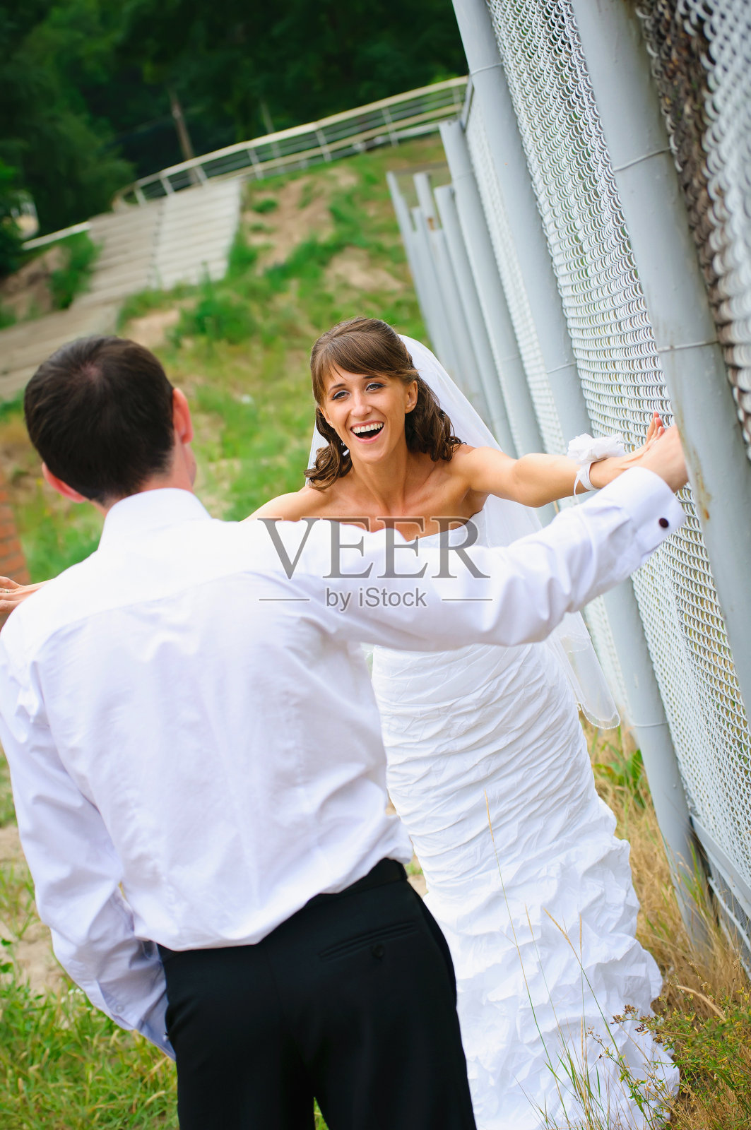 新郎新娘相视微笑，幸福快乐照片摄影图片