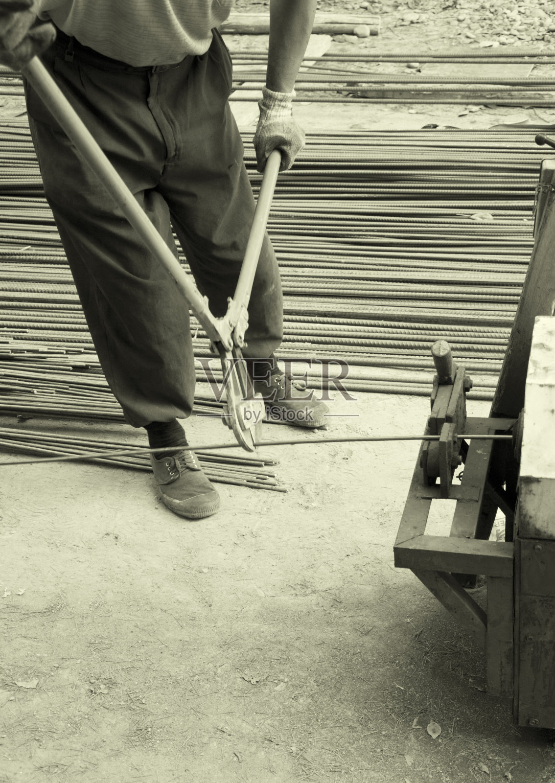 工人用铁剪刀切割钢照片摄影图片