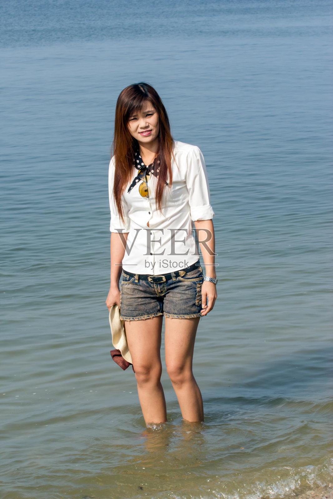 亚洲女人走在热带海滩上照片摄影图片