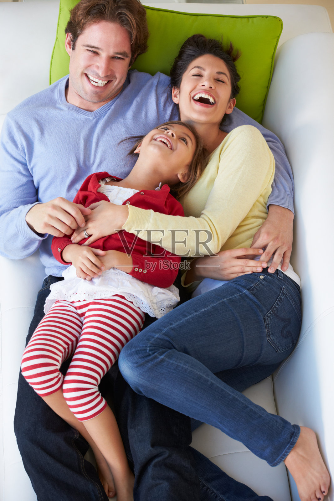 俯瞰家庭在沙发上放松照片摄影图片