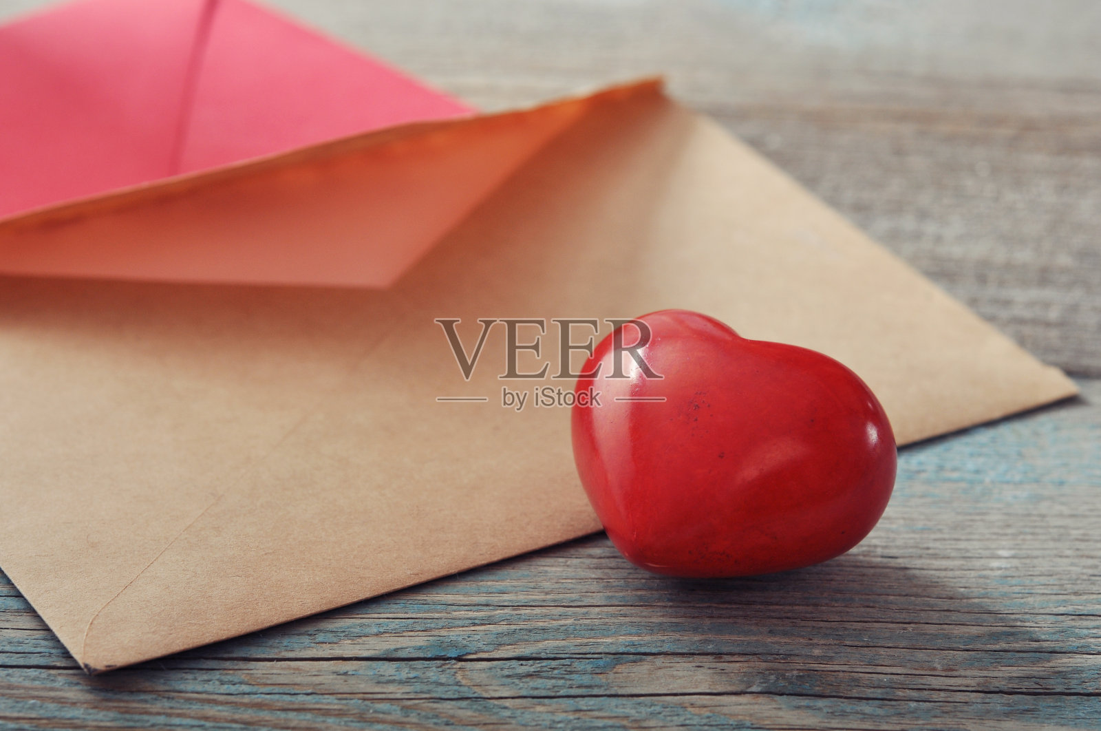 棕色的信封与石头的心照片摄影图片