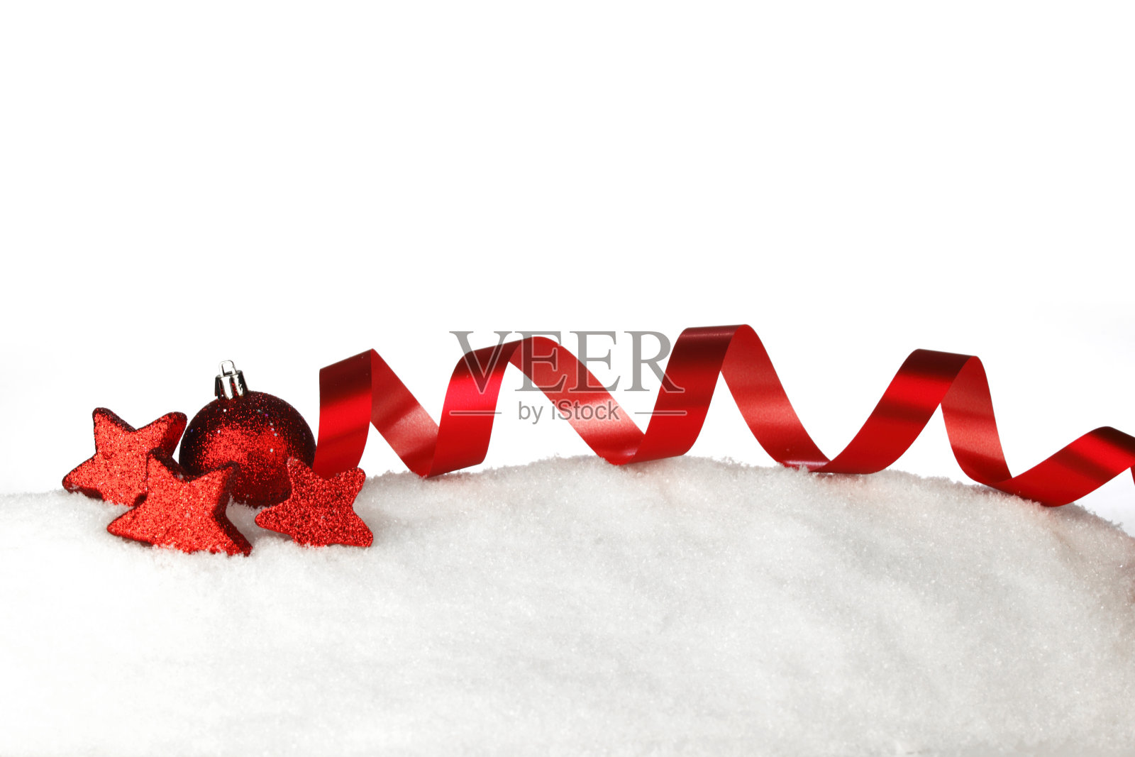 红色的圣诞装饰上的雪照片摄影图片