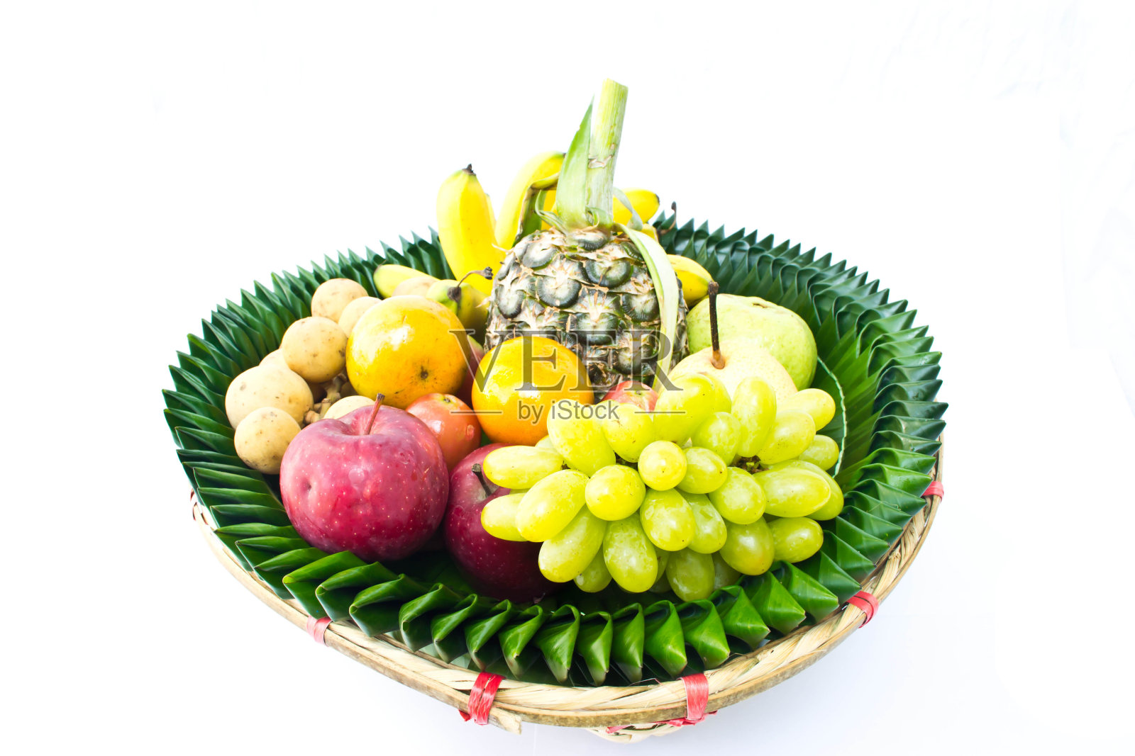 白色背景上的水果托盘照片摄影图片