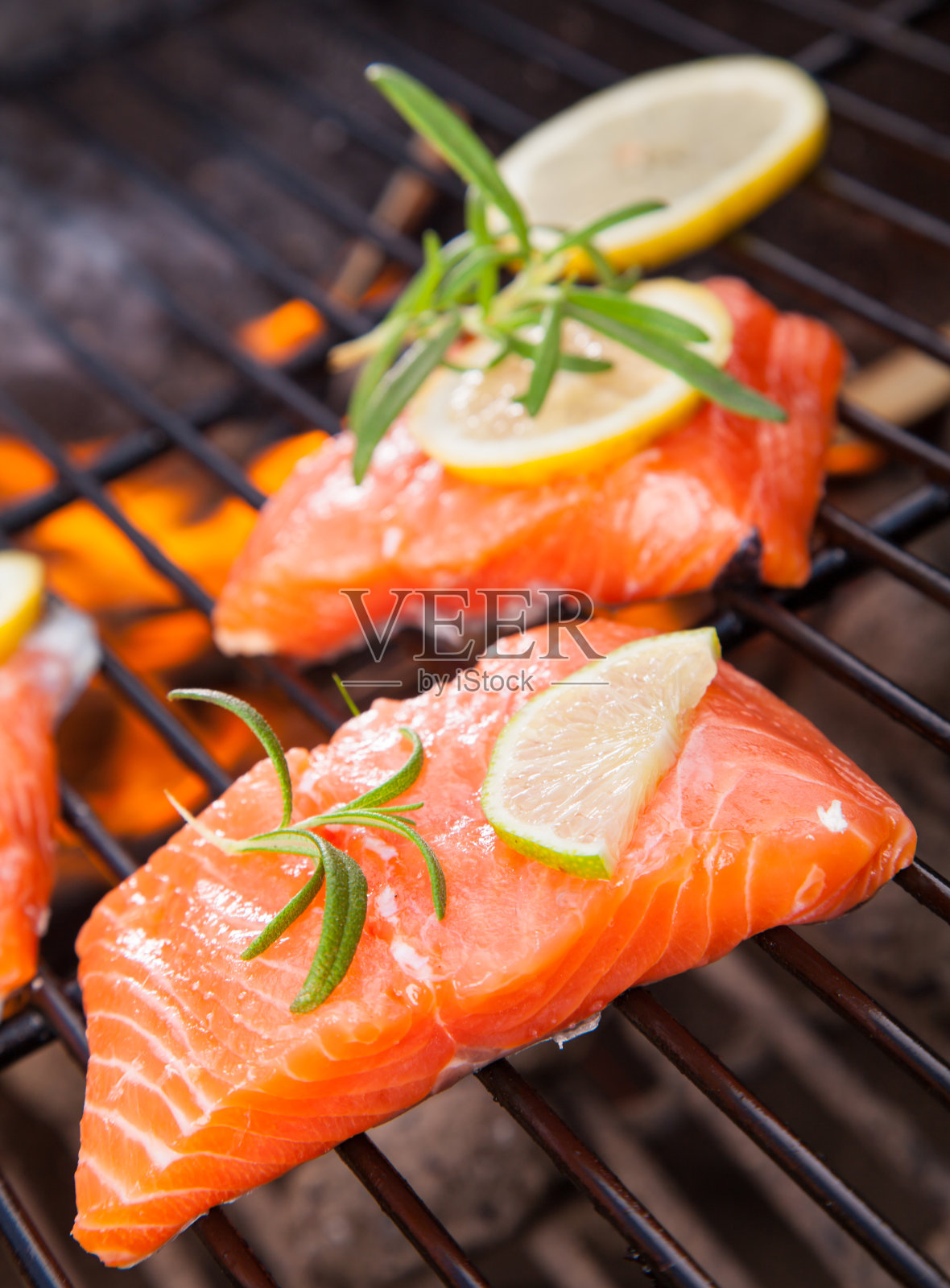 新鲜烤鲑鱼配柠檬照片摄影图片