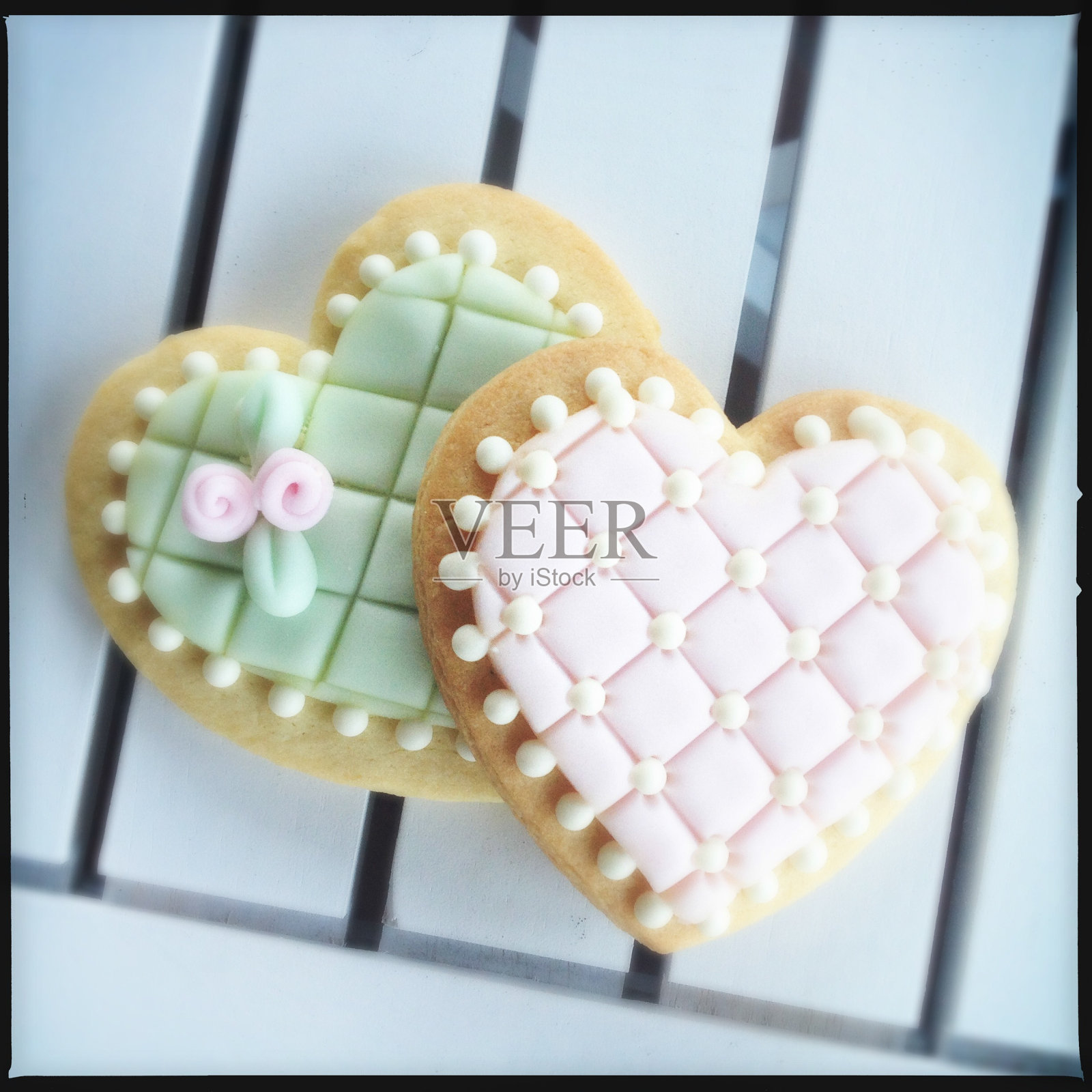 心形饼干放在白色的桌子上照片摄影图片