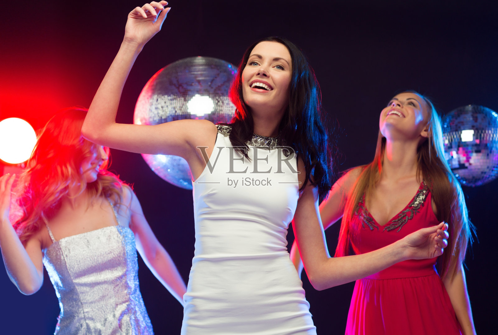 三个微笑的女人在俱乐部跳舞照片摄影图片