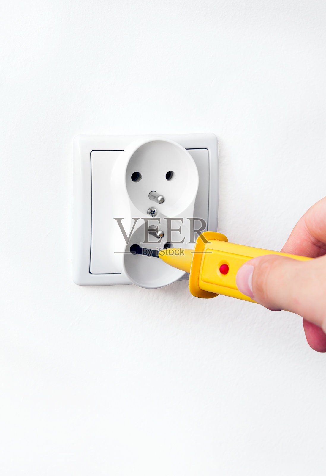 用检测器检查插座电源照片摄影图片