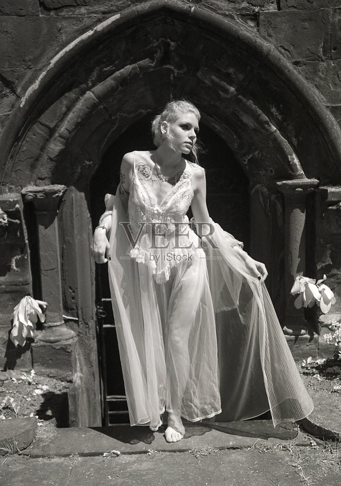 红外照片的年轻女子在她的内衣照片摄影图片