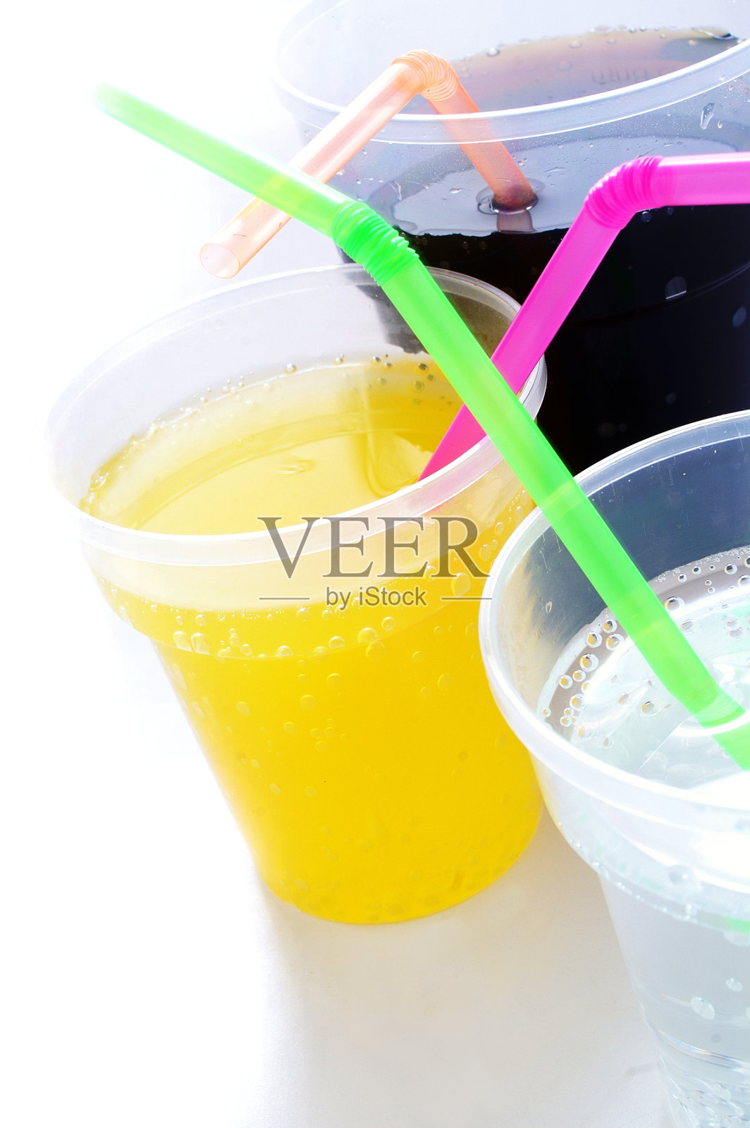 白色背景上有吸管的碳酸饮料照片摄影图片