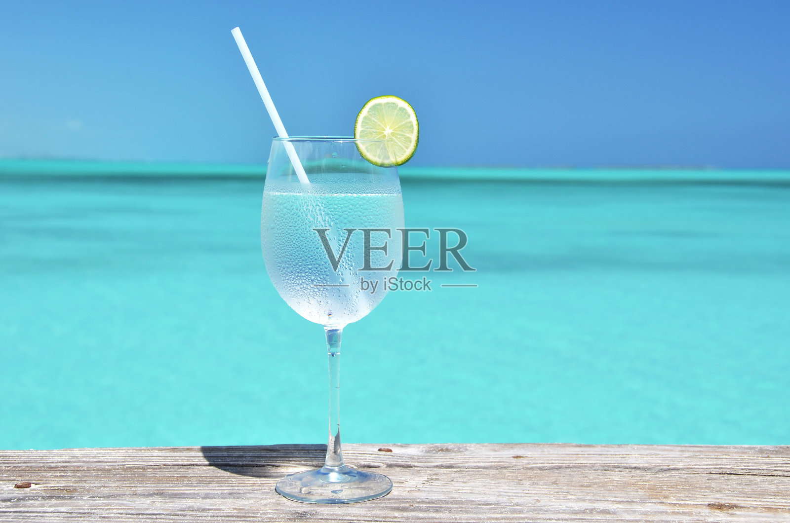 热带海滩上的一杯水照片摄影图片