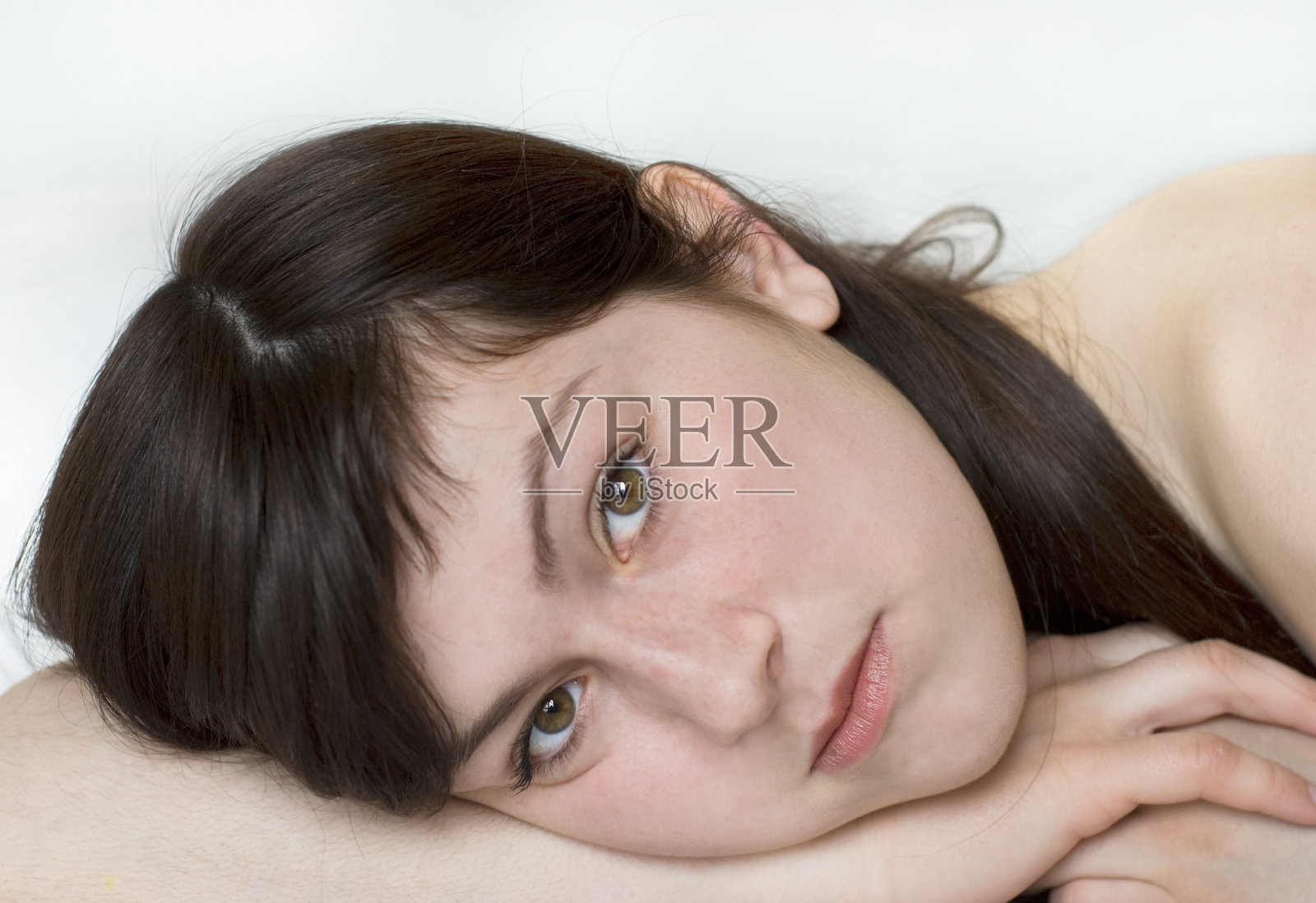 年轻美女在床上照片摄影图片